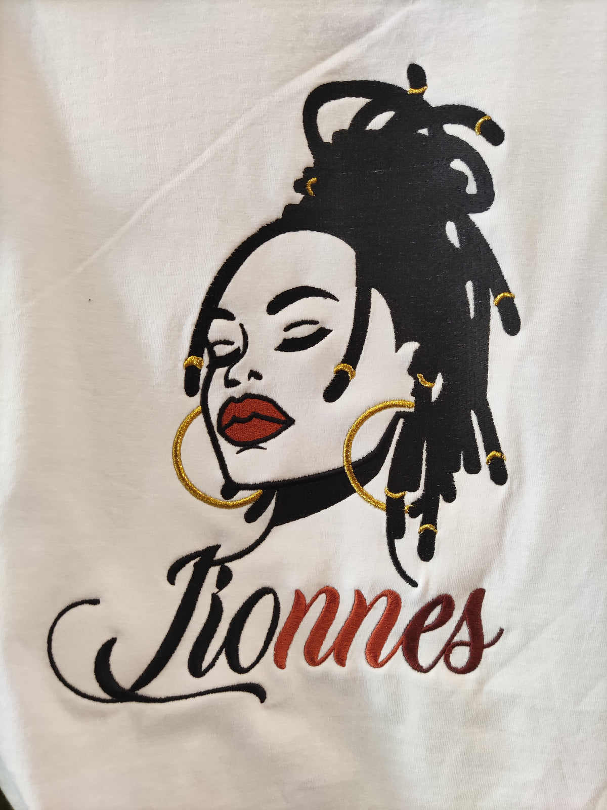 T-Shirt « Lionnes » en Coton – Collection Afropop & Élégance